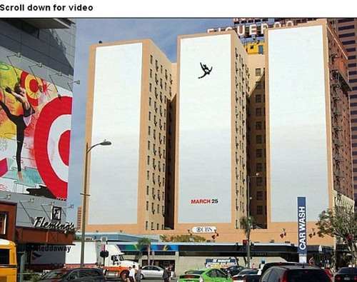 纽约巨幅广告遭批主角高空坠落让人想起9·11