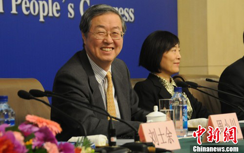 周小川:民间借贷要保持不能演变成募集公共存款