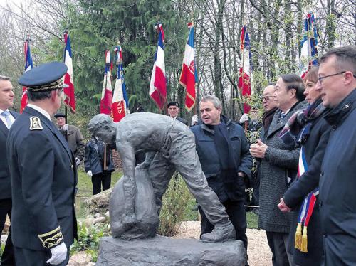 雕塑创作者袁熙坤为嘉宾介绍雕塑。(图片来源:欧洲时报记者 张雨滴 摄) 雕塑创作者袁熙坤为嘉宾介绍雕塑。(图片来源:欧洲时报记者 张雨滴 摄)