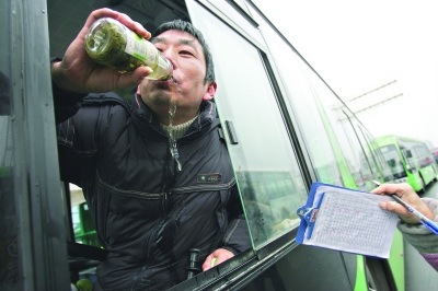 昨日下午4时36分,胡学才回到汉口火车站,拿起调度员递上的水杯一通“牛饮”,来不及休息,就又驾车返回黄陂。记者 张宁 摄 昨日下午4时36分,胡学才回到汉口火车站,拿起调度员递上的水杯一通“牛饮”,来不及休息,就又驾车返回黄陂。记者 张宁 摄