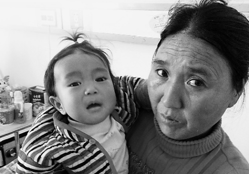 小恒和奶奶。 通讯员 王雪飞 摄 小恒和奶奶。 通讯员 王雪飞 摄