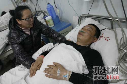 重症病房,郝正义的妻子守在他的身边。 重症病房,郝正义的妻子守在他的身边。