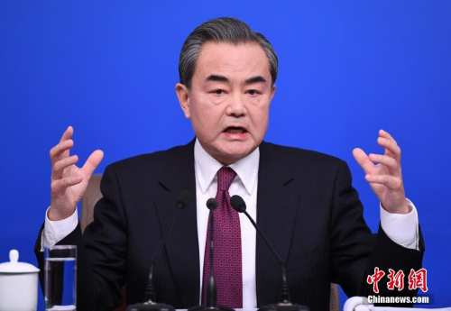 3月8日,十二届全国人大五次会议新闻中心举行记者会,邀请外交部部长王毅就“中国的外交政策和对外关系”的相关问题回答中外记者的提问。 <a target='_blank' href='//www.johnnytowncar.com/'>中新社</a>记者 侯宇 摄 3月8日,十二届全国人大五次会议新闻中心举行记者会,邀请外交部部长王毅就“中国的外交政策和对外关系”的相关问题回答中外记者的提问。 <a target='_blank' href='//www.johnnytowncar.com/'>中新社</a>记者 侯宇 摄