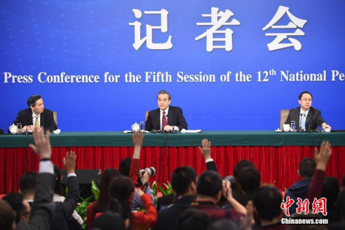 3月8日,十二届全国人大五次会议新闻中心举行记者会,邀请外交部部长王毅就“中国的外交政策和对外关系”的相关问题回答中外记者的提问。 <a target='_blank' href='//www.johnnytowncar.com/'>中新社</a>记者 侯宇 摄 3月8日,十二届全国人大五次会议新闻中心举行记者会,邀请外交部部长王毅就“中国的外交政策和对外关系”的相关问题回答中外记者的提问。 <a target='_blank' href='//www.johnnytowncar.com/'>中新社</a>记者 侯宇 摄