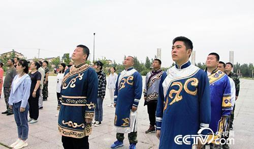 八岔村两委班子和村民一起举行升旗仪式。(何川 摄)
