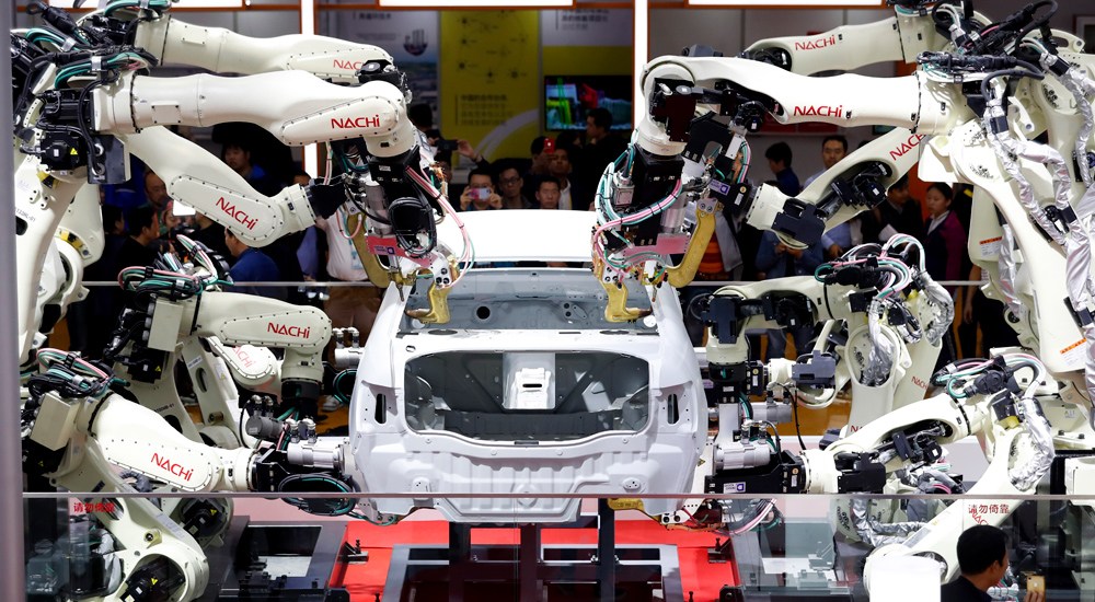高密度汽车点焊生产线机器人吸引观众驻足