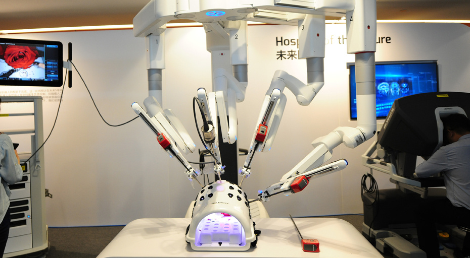 第四代达芬奇手术机器人亮相2019夏季达沃斯