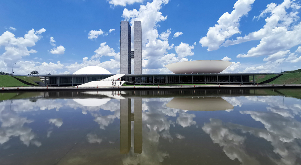 游客在巴西利亚国会大厦参观