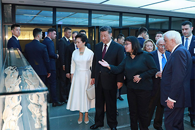 习近平和希腊总统共同参观雅典卫城博物馆