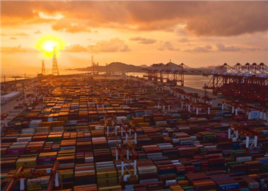 上海洋山港码头自动化 效率创“神话”