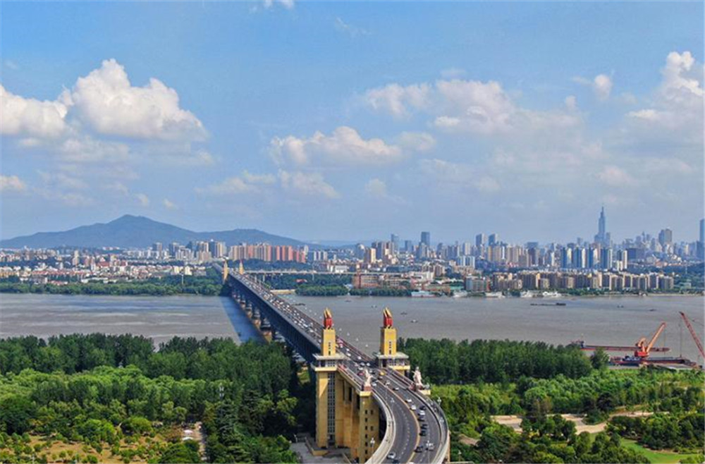 长江南京段江面上的桥