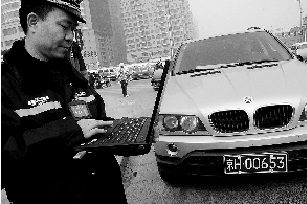 假交警驾驶京牌宝马闯红灯以“同行”套近乎