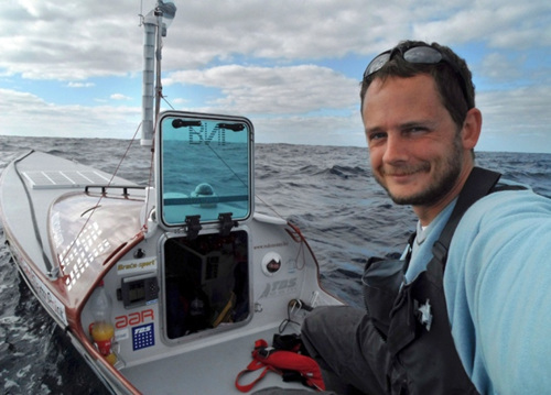 ���������Ӽ�Сͧ�ɹ���Խ�������ʱ���£�ͼ��