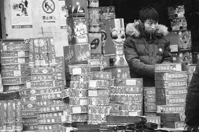 烟花爆竹事故频发污染严重应否重回严管引发激辩