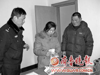 保洁员拾荒捡巨款连夜报警丢钱农民工欲跪谢恩人