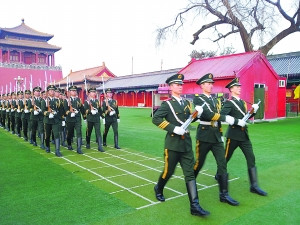 国旗第一岗龙年初一升旗实录:穿单薄礼兵大衣