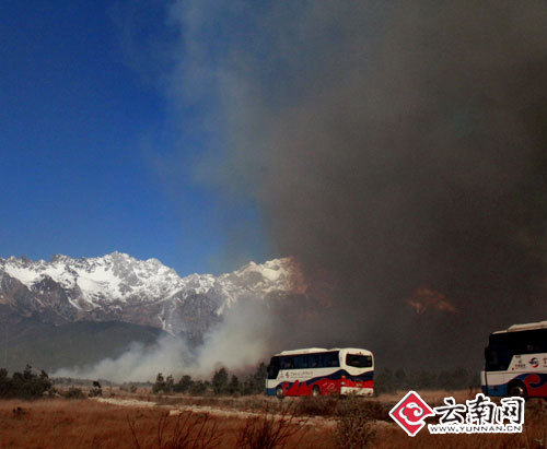 云南丽江玉龙县突发山火1500人全力扑救(图)