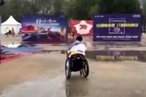 男子坐轮椅跑完全马