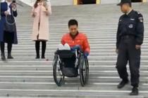 瘫痪小伙坐轮椅挑战下48级台阶