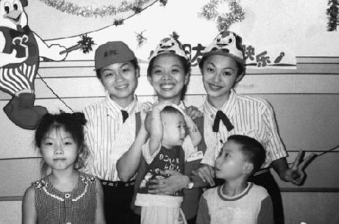 姚晨晒18岁时打工旧照服务生扮相青涩可爱(图)