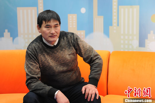 大衣哥为慈善卖大衣否认炒作:做得再对也有人说